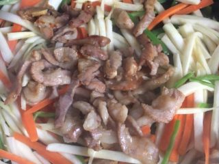 8、炒三丝,再拌入笋丝，加入蠔油炒拌均匀