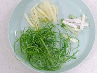 1、清蒸白鲳鱼,姜切丝，葱白切段，葱叶切丝。