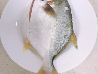 2、清蒸白鲳鱼,先把鲳鱼洗干净。