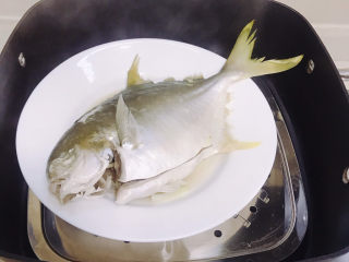 6、清蒸白鲳鱼,大火蒸8分钟。时间根据鱼的大小自己调整。