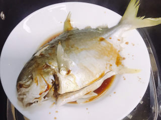 7、清蒸白鲳鱼,蒸好后去掉葱白和姜丝。浇上生抽。