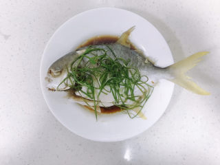 10、清蒸白鲳鱼,出锅开动。