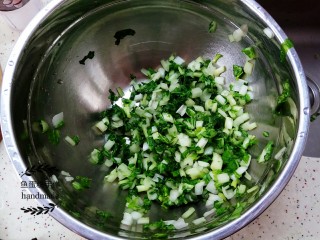 5、腊肠菜心粒,腌制好的菜心用力把水分挤出来。如果怕咸味高，可以用清水冲洗一次，然后再把水分挤干净。