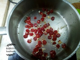 6、腊肠菜心粒,把锅烧热，食用油倒入锅里。把腊肠倒进去翻炒。油不用多，腊肉会出油，翻炒几下后加入少量的盐。然后把蒜粒倒入并翻炒均匀。