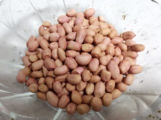 1、地方菜-泡椒花生米,准备好花生米。我是用老家花生自己剥出来的花生米。