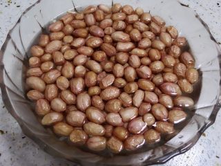 2、地方菜-泡椒花生米,用开水浸泡花生米至少三四个小时左右。