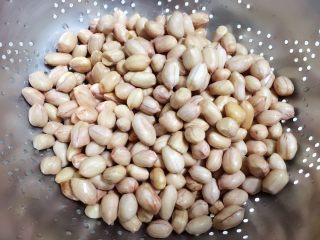 3、地方菜-泡椒花生米,然后捞出花生米，锅里加水烧开后，把花生米再焯水一下。
