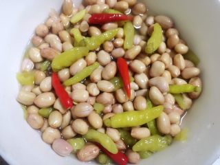 5、地方菜-泡椒花生米,加入花生米，放保鲜盒盖好，泡一晚上。