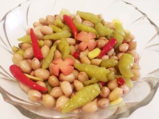 6、地方菜-泡椒花生米,加入适量鸡精拌匀即可。