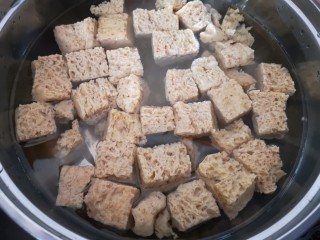 2、凉拌烤麸,烤麸泡发好后放入锅中煮5分钟