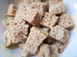 3、凉拌烤麸,捞出放凉后挤干水份