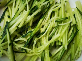 4、凉拌烤麸,黄瓜切丝