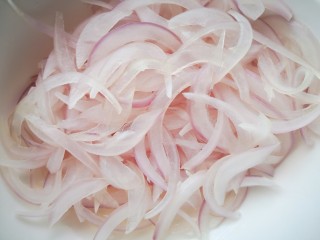 5、凉拌烤麸,洋葱切丝焯水捞出沥干水份