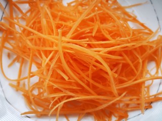 6、凉拌烤麸,胡萝卜切丝