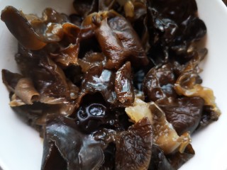 7、凉拌烤麸,木耳泡发好洗净，放入锅中煮3分钟捞出沥干水份