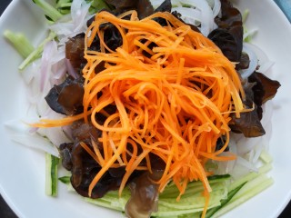 8、凉拌烤麸,配料放入盘中