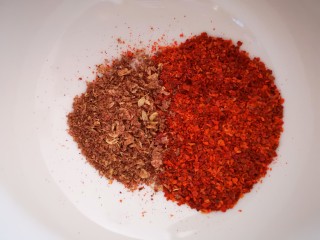 11、凉拌烤麸,取干辣椒粉和花椒粉