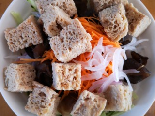 9、凉拌烤麸,将烤麸放在配料上