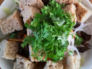 10、凉拌烤麸,放上香菜