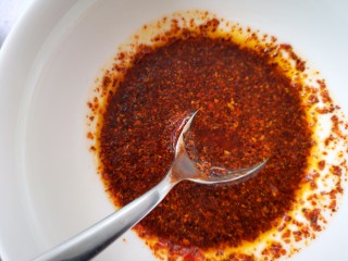 12、凉拌烤麸,浇上热油炸香