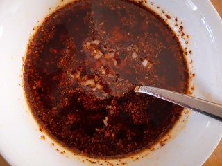 14、凉拌烤麸,加入生抽、醋、白糖和少许盐配成调料