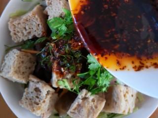 15、凉拌烤麸,将调料倒入烤麸(图10)中