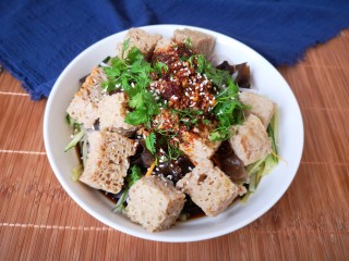 16、凉拌烤麸,撒上炒香的白芝麻