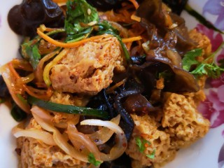 17、凉拌烤麸,吃时搅拌均匀