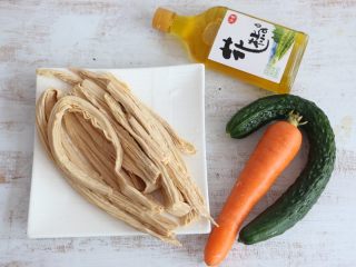 1、夏日清新小凉菜-凉拌腐竹,准备食材。腐竹温水中提前浸泡至软  。