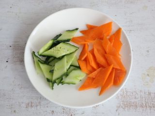 2、夏日清新小凉菜-凉拌腐竹,胡萝卜、黄瓜切薄片备用。