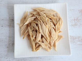 3、夏日清新小凉菜-凉拌腐竹,腐竹切小段。