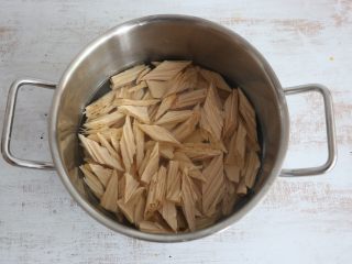 4、夏日清新小凉菜-凉拌腐竹,腐竹开水里焯烫2分钟。