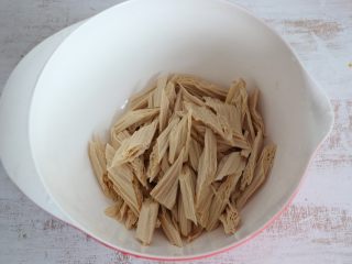 5、夏日清新小凉菜-凉拌腐竹,焯烫好的腐竹捞出，沥去水分。