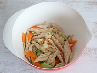 7、夏日清新小凉菜-凉拌腐竹,加入蒜末。