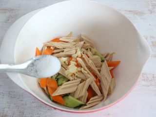 8、夏日清新小凉菜-凉拌腐竹,加入少许盐。