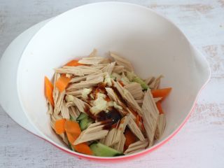 9、夏日清新小凉菜-凉拌腐竹,加入一勺蚝油。