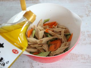 11、夏日清新小凉菜-凉拌腐竹,淋入一些花椒油。