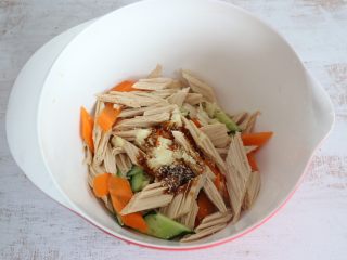 10、夏日清新小凉菜-凉拌腐竹,加入一勺鸡精。