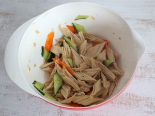 12、夏日清新小凉菜-凉拌腐竹,最后淋入一些醋，搅拌均匀即可。