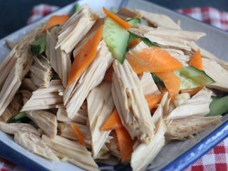 13、夏日清新小凉菜-凉拌腐竹,装盘即可食用。