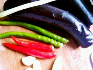 1、鱼香茄子,1. 原材料。