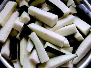 2、鱼香茄子,2. 茄子切条，用盐水侵泡10分钟。捞起控水。