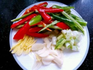 3、鱼香茄子,3. 青红椒，葱姜蒜切好。