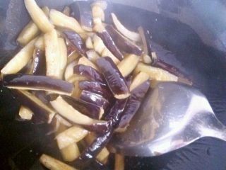 4、鱼香茄子,4. 油七成热放入茄子炸至熟软。捞起。