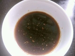 5、鱼香茄子,5. 汤汁碗:放入一勺醋，一勺生抽，适量盐，一勺白糖，适量花椒粉，半勺老抽，一勺淀粉，两勺水对匀。