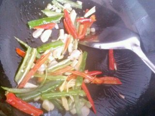 6、鱼香茄子,6. 锅内留少许油，放入青红辣椒，葱姜蒜小火煸香。