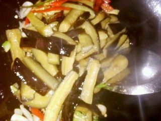 7、鱼香茄子,7. 继续放入刚炸好的茄子。转中火翻炒。
