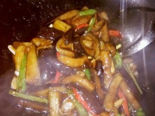 8、鱼香茄子,8. 倒入刚调好的汤汁，转大火翻炒均匀即可。