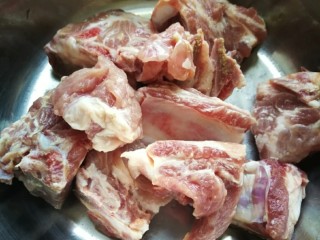 1、排骨冬瓜汤,排骨洗净,冷水下锅焯水,捞出冲洗干净骨渣和浮沫,沥干水分备用