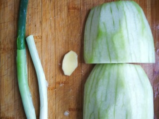 2、排骨冬瓜汤,冬瓜削皮